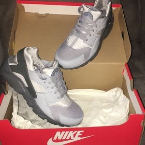 Nike Huarache Run (GS: Size 6Y)